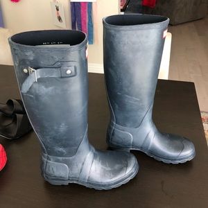 Hunter boots navy blue with red Hunter liner socks